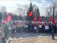 В Бийске проходит митинг против роста тарифов ЖКХ