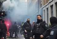Полицейские применили слезоточивый газ против протестующих