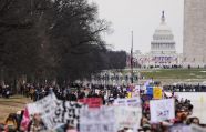 В Вашингтоне тысячи американцев вышли на протест против политики Трампа