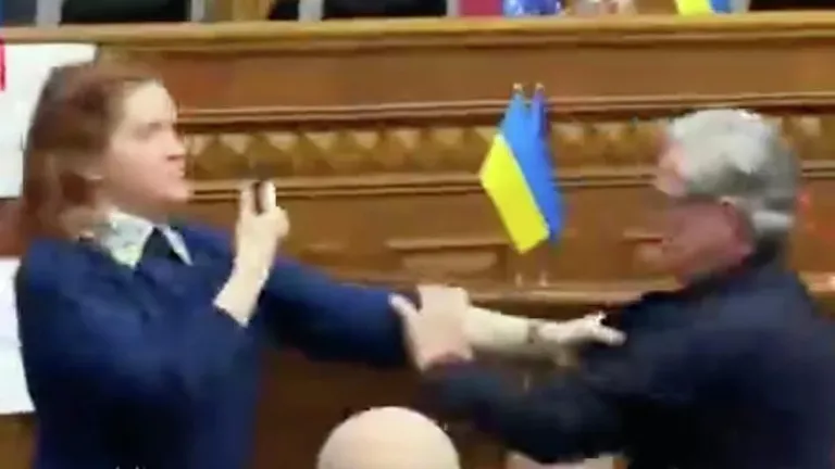 Депутаты Рады устроили потасовку у трибуны парламента